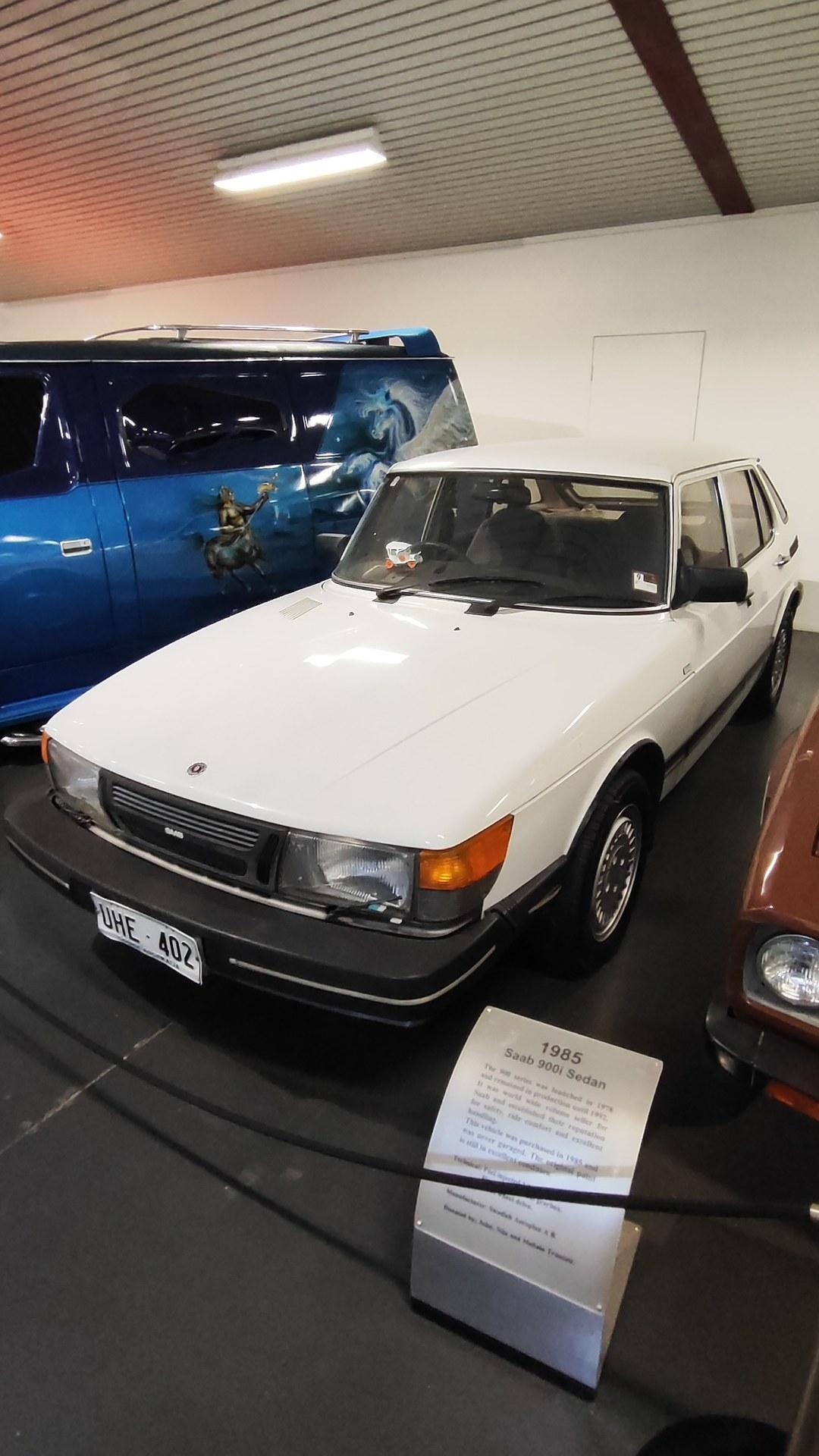 900i