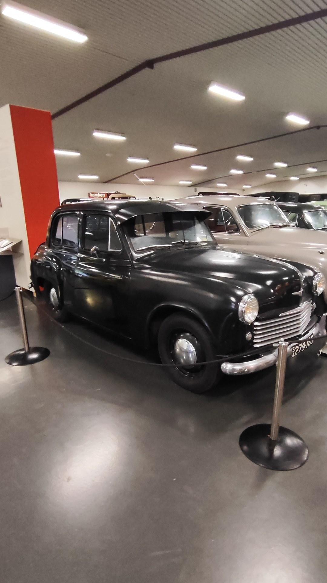 Hillman Minx 4 sedan.
